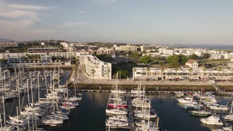 Kreisen-Um-Den-Hafen-Von-Lagos-In-Portugal-Und-Seine-Atemberaubende-Uferlandschaft