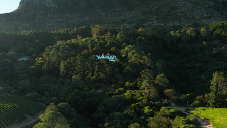 Cape-Dutch-House-At-The-Middle-Of-The-Green-Forest-At-The-Foot-Of-Constantia-Nek-In-Cape-Town,-South-Africa