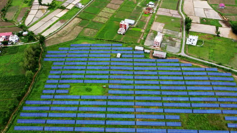 Sonnenkollektoren-Auf-Einem-Energiebauernhof-In-Einem-Ländlichen-Dorf
