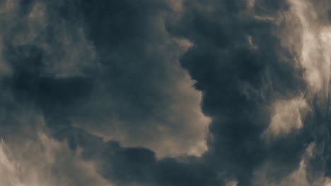 Cielo-Tormentoso-De-4k-Con-Nubes-Oscuras-Delante-De-Una-Tormenta-Supercélula