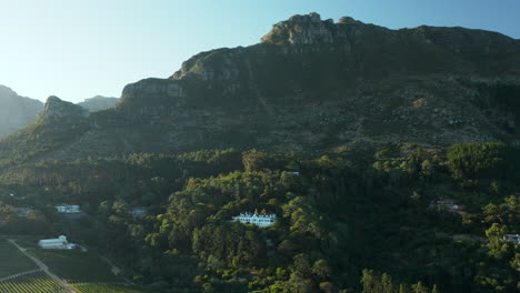 Viñedos-Y-Montañas-Rocosas-En-El-Campo-Rural-De-Ciudad-Del-Cabo-En-Sudáfrica