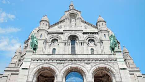 Schwenken-über-Und-Nachschlagen-Der-Basilika-Sacre-Coeur-Mit-Blauem-Himmelshintergrund-In-Paris,-Frankreich