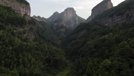 Antena:-Hermoso-Bosque-En-El-Valle-De-La-Montaña-Bajiao-Shan,-China,-Paisaje-4k