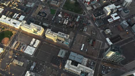 Luftaufnahme-Von-Leeren-Parkplätzen-Und-Gebäuden-In-Der-Innenstadt-Von-Denver,-Colorado,-USA-Birdseye-Drohnenaufnahme