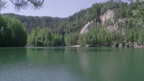 El-Ambiente-Tranquilo-En-El-Lago-En-Adrspach