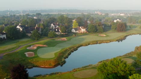 Country-Club-Golf-Course-Homes-Mit-Blick-Auf-Greens-Und-Wasserhindernisteich