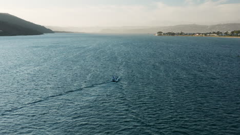 Bootfahren-über-Den-Atlantik-Entlang-Der-Küste-Von-Kapstadt-In-Südafrika-An-Einem-Sonnigen-Tag