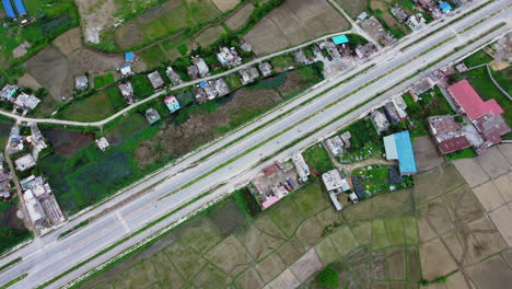 Diagonale-Ansicht-Der-Siddhartha-autobahn-Mit-Fahrzeugen,-Die-Tagsüber-In-Bhairahawa,-Nepal-Fahren