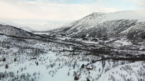 Hütten-Am-Schneebedeckten-Berg-Im-Winter-In-Norwegen