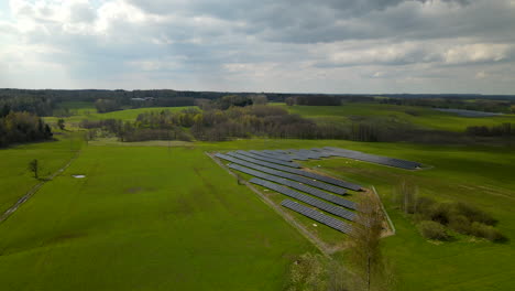 Solar-panels-on-green-field-in-Pieszkowo