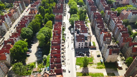 Vista-Panorámica-De-Edificios-Antiguos-En-Una-Antigua-Ciudad-Polaca-En-Gdansk,-Polonia---Toma-Aérea