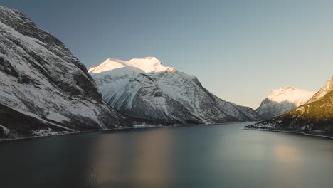 Vista-Panorámica-Del-Lago-En-Las-Montañas-Durante-El-Invierno-En-Eresfjord,-Noruega---Tiro-Estático