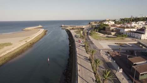 Luftaufnahme-über-Der-Wunderschönen-Küstenstadt-Lagos-An-Der-Algarve-In-Portugal