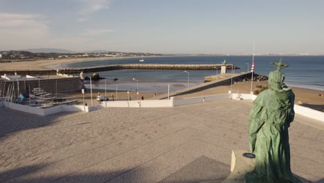 Sao-Gonçalo-De-Lagos-Statue-Gegen-Flussmündung-Und-Strand,-Algarve,-Portugal