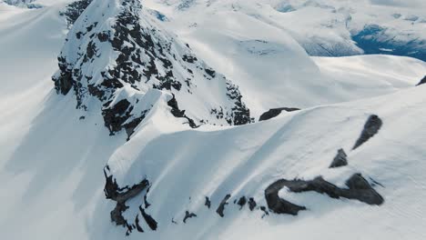Vuelo-Rápido-Sobre-El-Paisaje-Cubierto-De-Nieve-Y-La-Cordillera,-Drone-Fpv