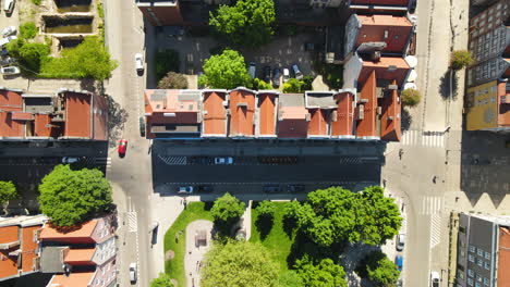 Birdseye-tilt-down-aerial-over-the-fantastic-historic-streets-of-old-town-Gdansk-Poland