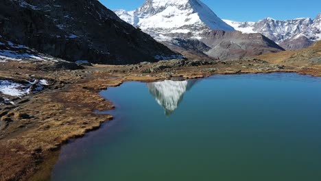 Matterhorn-peak-reflects-in-Stellisee-Lake-in-Zermatt,-Switzerland