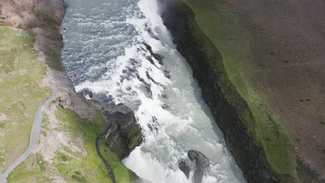 Majestuosos-Rápidos-De-Agua-Blanca-En-La-Popular-Cascada-De-Gullfoss,-Islandia