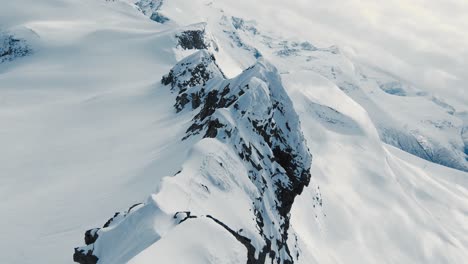 Schneebedeckte-Berggipfel-In-Gefährlicher-Schneller-Fvp-drohnenansicht