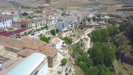 Aufsteigende-Luftaufnahme-Der-Schlucht-Von-Alhama-De-Granada-Und-Ihrer-Alten-Kirche-Mitten-In-Der-Stadt