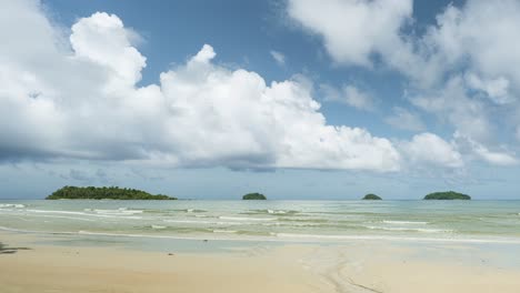 4K-Zeitraffer-Von-Sich-Bewegenden-Kumuluswolken,-Die-Sich-über-Inseln-Und-Strand-In-Koh-Chang,-Thailand,-Bilden