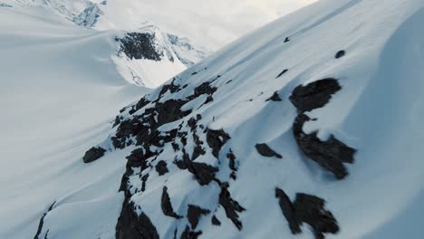 Schneebedeckte-Berghänge-In-Schnell-Fliegender-Fpv-drohnenansicht