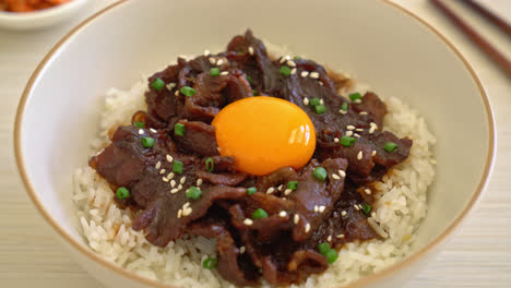 Reis-Mit-Schweinefleisch-Mit-Sojageschmack-Oder-Japanische-Schweinefleisch-Donburi-Bowl---Asiatische-Küche
