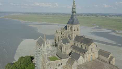 Luftaufnahme-Der-Abtei-Mont-Saint-Michel-Auf-Einer-Felseninsel-Mit-Blick-Auf-Den-Ärmelkanal-In-Frankreich