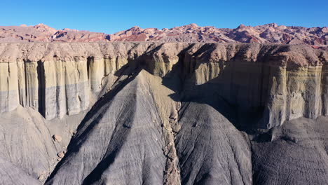 Drohnenaufnahme-Von-Pastellfarbenen-Felsformationen-In-Utah