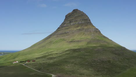 Gran-Montaña-Kirkjufell-Iluminada-Por-La-Hermosa-Luz-Del-Sol-En-Islandia