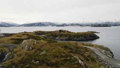 Hytte-hütte---Sommerhaus-Auf-Einer-Insel-Mit-Einer-Seelandschaft-Des-Atlantischen-Ozeans-In-Norwegen