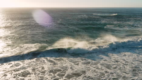 Antenne-Eines-Surfers,-Der-Eine-Welle-Am-Strand-Von-Llandudno-In-Kapstadt-Fängt