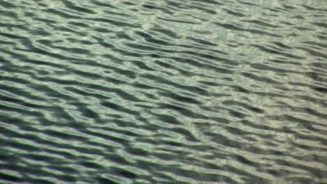 Wellenförmige-Oberflächenwellen-Des-Sees-In-Zeitlupe
