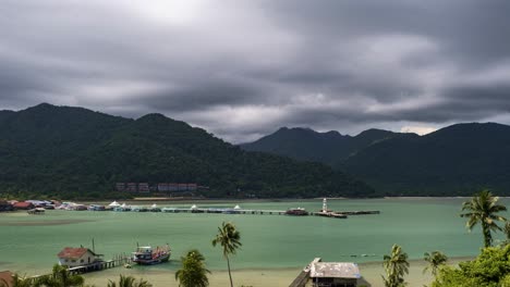 4K-Zeitraffer-Aufnahmen-Mit-Blick-Auf-Den-Hafen-Mit-Pier-Und-Leuchtturm-Auf-Der-Insel-Koh-Chang-In-Thailand