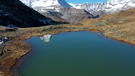 Matterhorn-peak-reflection-in-Stellisee-Lake-in-Zermatt,-Switzerland