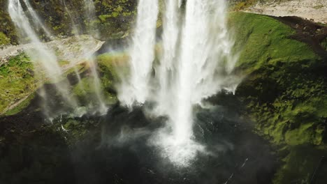 Wasser-Spritzt-In-Den-Pool-Unterhalb-Des-Wasserfalls-In-Island-Und-Erzeugt-Einen-Regenbogen
