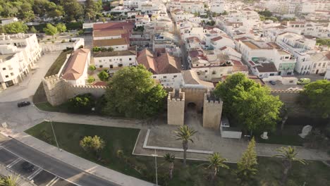 City-gate-Porta-de-Sao-Goncalo-in-Lagos,-Algarve,-Portugal