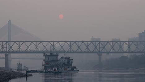 Sonnenuntergang-Im-Zeitraffer-Einer-Traditionellen-Chinesischen-Flussstadt-Am-Jangtse