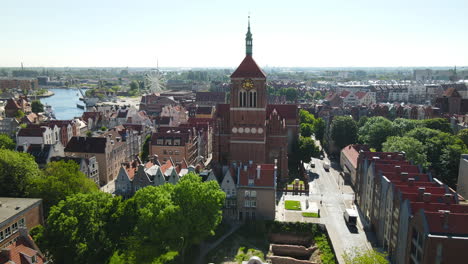 Vista-Exterior-Del-Ayuntamiento-Principal-De-Gdansk-En-La-Ciudad-De-Gdansk,-Polonia