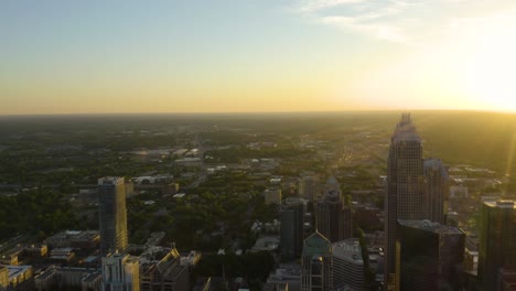 Drone-Volando-Sobre-Rascacielos-En-Charlotte,-Carolina-Del-Norte