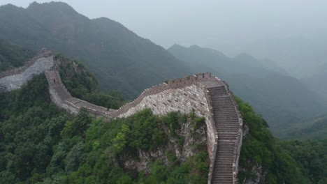 Antigua-Sección-Deteriorada-Gran-Muralla-China-Que-Se-Extiende-Sobre-La-Cima-De-La-Montaña-En-Un-Día-Nublado