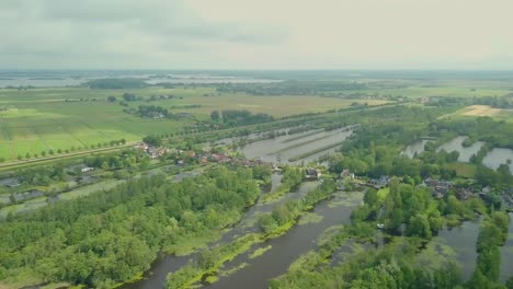 Vista-Aérea-De-Drones-Del-Paisaje-Plano-Acuoso-En-Los-Países-Bajos