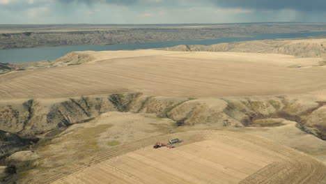 Herrliche-Landschaft-Mit-Traktor,-Der-Samen-Im-Feld-Sät,-Saskatchewan,-Kanada