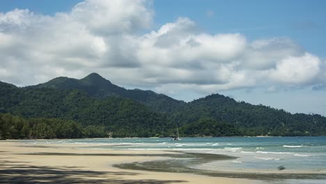 4K-Zeitraffer-Eines-Wunderschönen-Strandes-Mit-Hügeln-Und-Bergen,-Die-Mit-Dschungel-Bedeckt-Sind,-Und-Kumuluswolken,-Die-Sich-über-Der-Insel-Koh-Chang-In-Thailand-Bilden