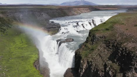 Atemberaubender-Regenbogen-In-Wassertröpfchen-Vom-Gullfoss-wasserfall-In-Island