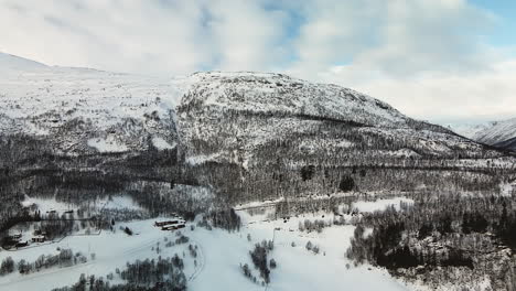 Schneeberg-Mit-Blauem-Bewölktem-Himmel-In-Norwegen---Luftaufnahme