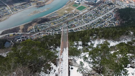 Luftaufnahme-Des-Aussichtspunktes-Rampestreken-Mit-Rauma-Fluss-Und-Stadt-In-Andalsnes,-Norwegen