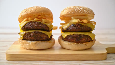 Hamburger-Oder-Rindfleischburger-Mit-Käse-Und-Pommes-Frites---Ungesunder-Essensstil