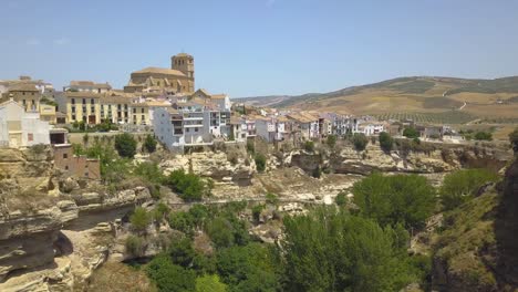 Luftaufnahme-Von-Weißen-Häusern-Am-Rande-Einer-Schlucht-In-Der-Stadt-Alhama-De-Granada,-Andalusien,-Spanien
