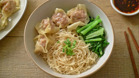 Getrocknete-Eiernudeln-Mit-Schweinefleisch-Wonton-Oder-Schweinefleischknödel-Ohne-Suppe-Asian-Food-Style